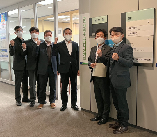 농협경제지주 염기동 산지도매본부장(오른쪽에서 세번째)을 비롯한 관계자들이 현판식을 기념해 사진 촬영을 하고 있다. 왼쪽부터 농협경제지주 홍종호 농산물도매국장, 옥영석 마트전략부장, 김정호 원예수급부장, 염기동 산지도매본부장, 김칠석 축산유통부장, 이수희 식품사업부장 <농협경제지주 제공>